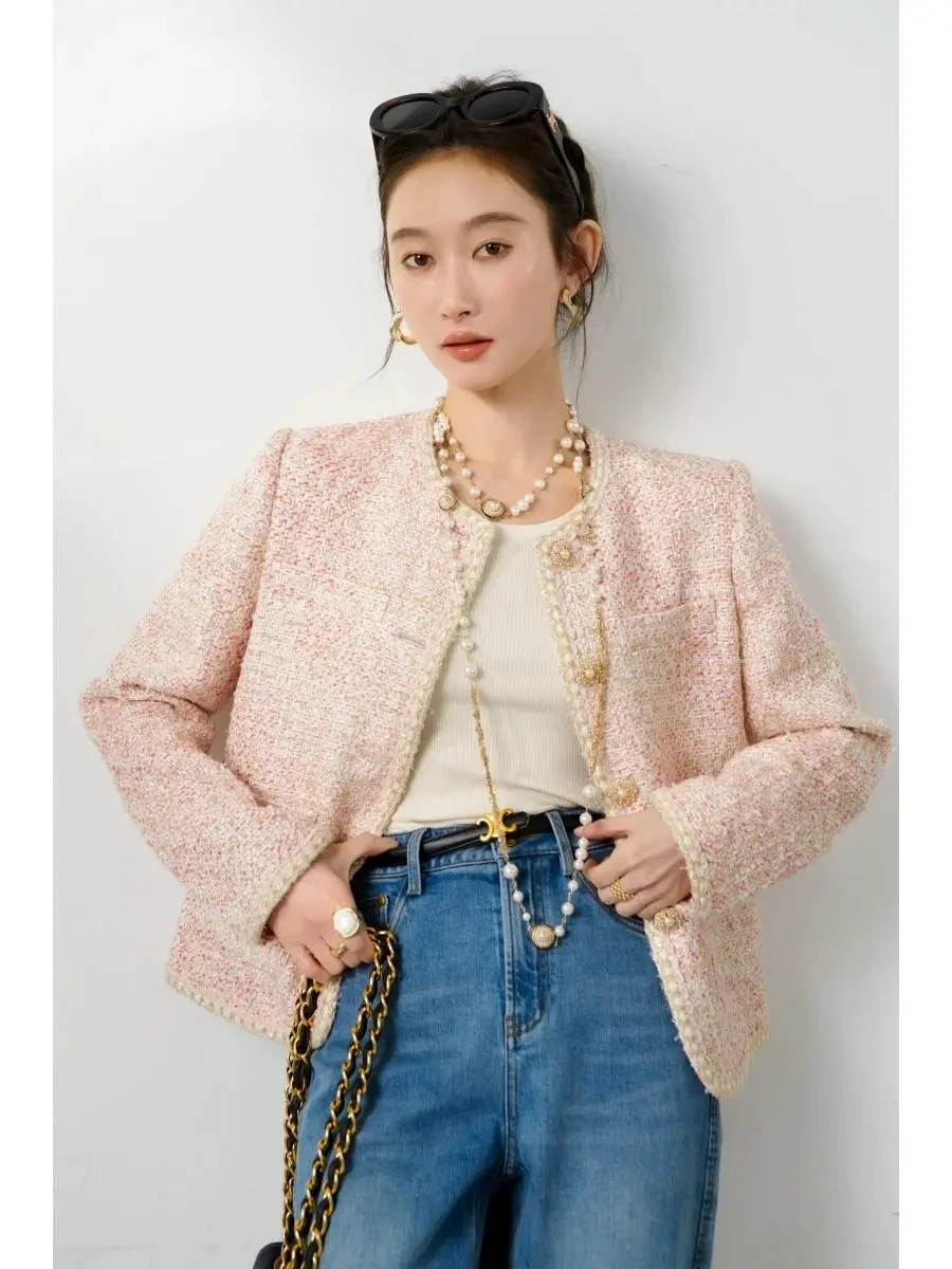 Светло розово ретро-твидовое палто известни личности, дамски пролетно скъпа сако с V-образно деколте и копчета във формата на цвете от перли 2023