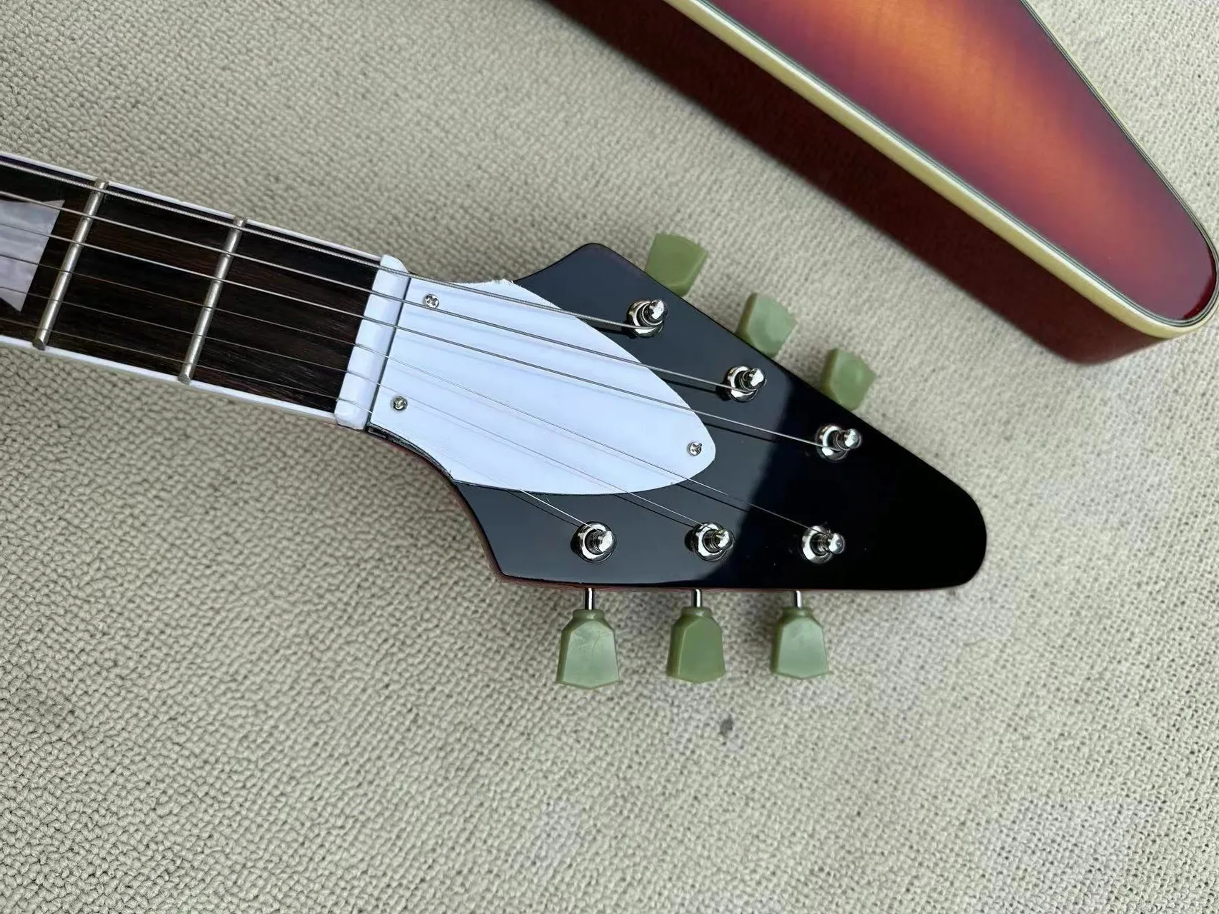 Висококачествена индивидуална авиационна Ретро-електрическа китара, с V-образна с вилица HH пикап яйце безплатно
