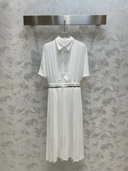 Бяла рокля с капаци от лек вятър, е много проста черно-бяла цветова гама, с къс ръкав, завита в кръста, плиссированный дизайн подгъва