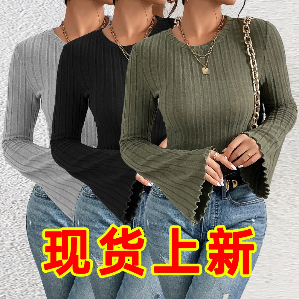 2023, моден хит на продажбите, жена на улицата хипстерский пуловер с кръгло деколте. Обикновен женски топ в уличном разговорния стил с дълъг ръкав