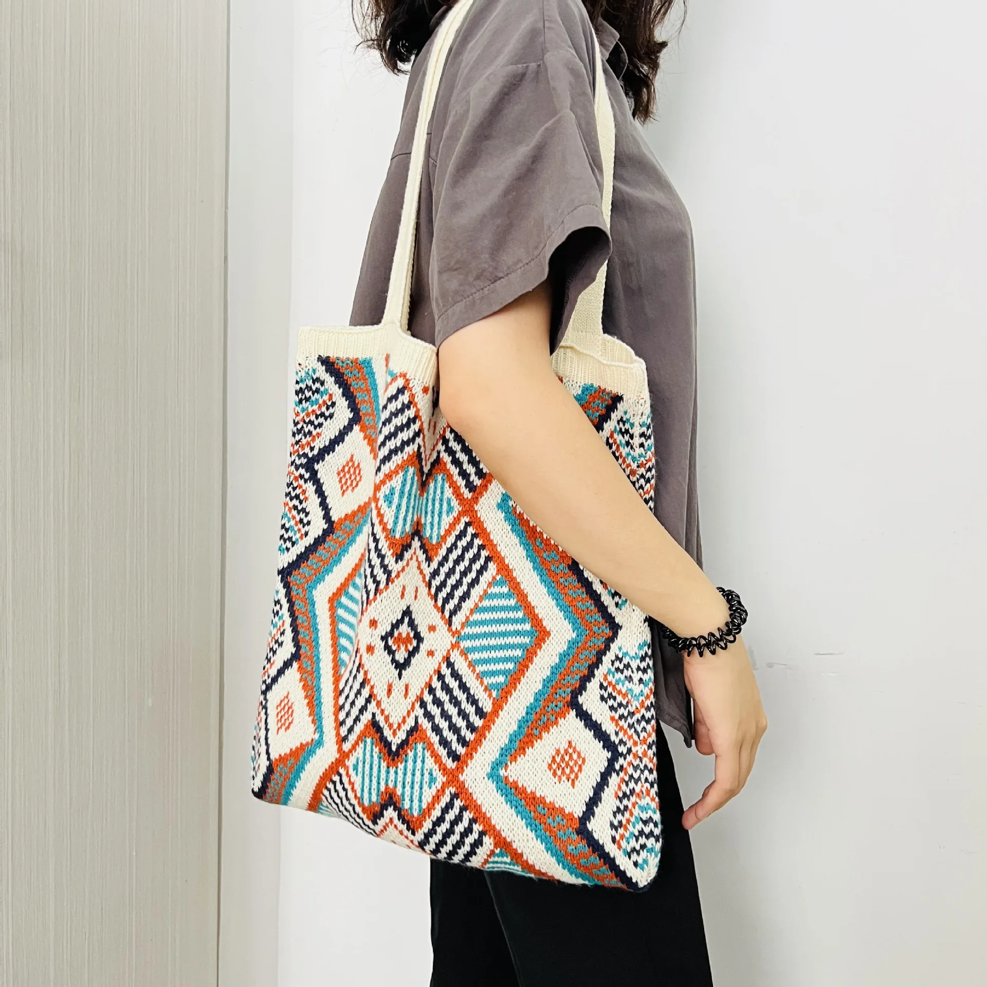 Дамска чанта-тоут в клетката и лента, в ретро стил, вязаная на една кука вълнена чанта в бохемски стил, по-голямата голям вязаная чанта на рамото, жените модерна чанта за пазаруване
