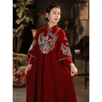 Рокля за печене чонсам в китайски стил, зимата рокля на булката бременна жена, най-големия размер, излиза от двора, с гръб към вратата, банкети